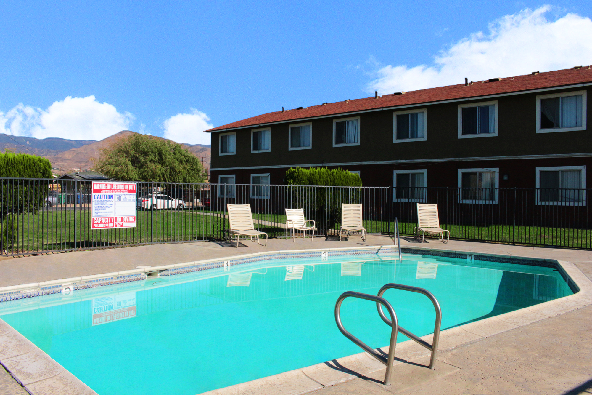 This banner image shows the swimming pool of Villa De La Rosa Apartments.